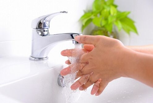 lavarsi le mani per prevenire l'infezione da parassiti