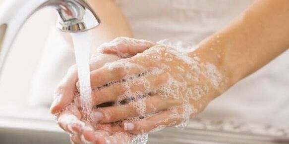 lavaggio delle mani per prevenire i parassiti para
